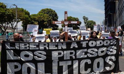Personas y familiares de presos políticos participan en una procesión silenciosa hasta la Nunciatura Apostólica este viernes, en Caracas (Venezuela). EFE/ Ronald Peña R