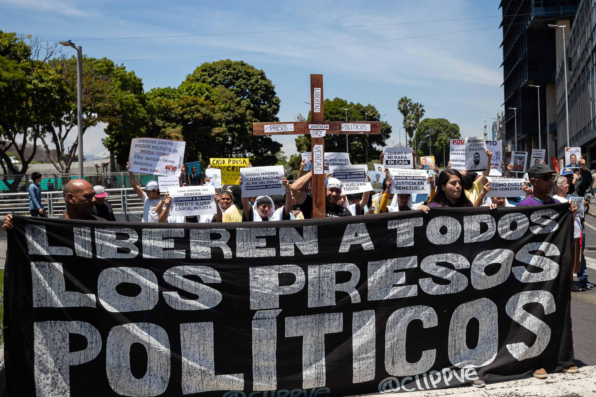 Personas y familiares de presos políticos participan en una procesión silenciosa hasta la Nunciatura Apostólica este viernes, en Caracas (Venezuela). EFE/ Ronald Peña R
