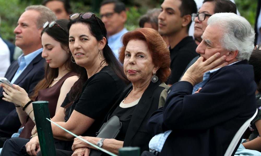 Morgana Vargas Llosa (3-i), Patricia Llosa (c) y Álvaro Vargas Llosa (d), asisten al evento '90 años, 90 minutos' este jueves, en el malecón de Miraflores, en Lima (Perú). EFE/ Paolo Aguilar