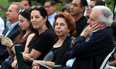 Morgana Vargas Llosa (3-i), Patricia Llosa (c) y Álvaro Vargas Llosa (d), asisten al evento '90 años, 90 minutos' este jueves, en el malecón de Miraflores, en Lima (Perú). EFE/ Paolo Aguilar
