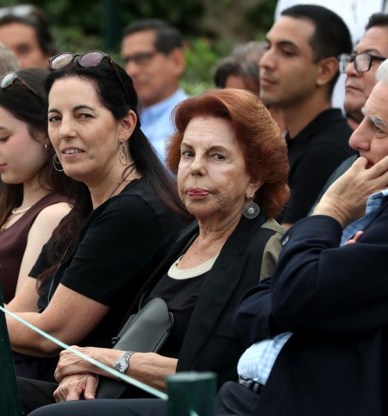 Morgana Vargas Llosa (3-i), Patricia Llosa (c) y Álvaro Vargas Llosa (d), asisten al evento '90 años, 90 minutos' este jueves, en el malecón de Miraflores, en Lima (Perú). EFE/ Paolo Aguilar