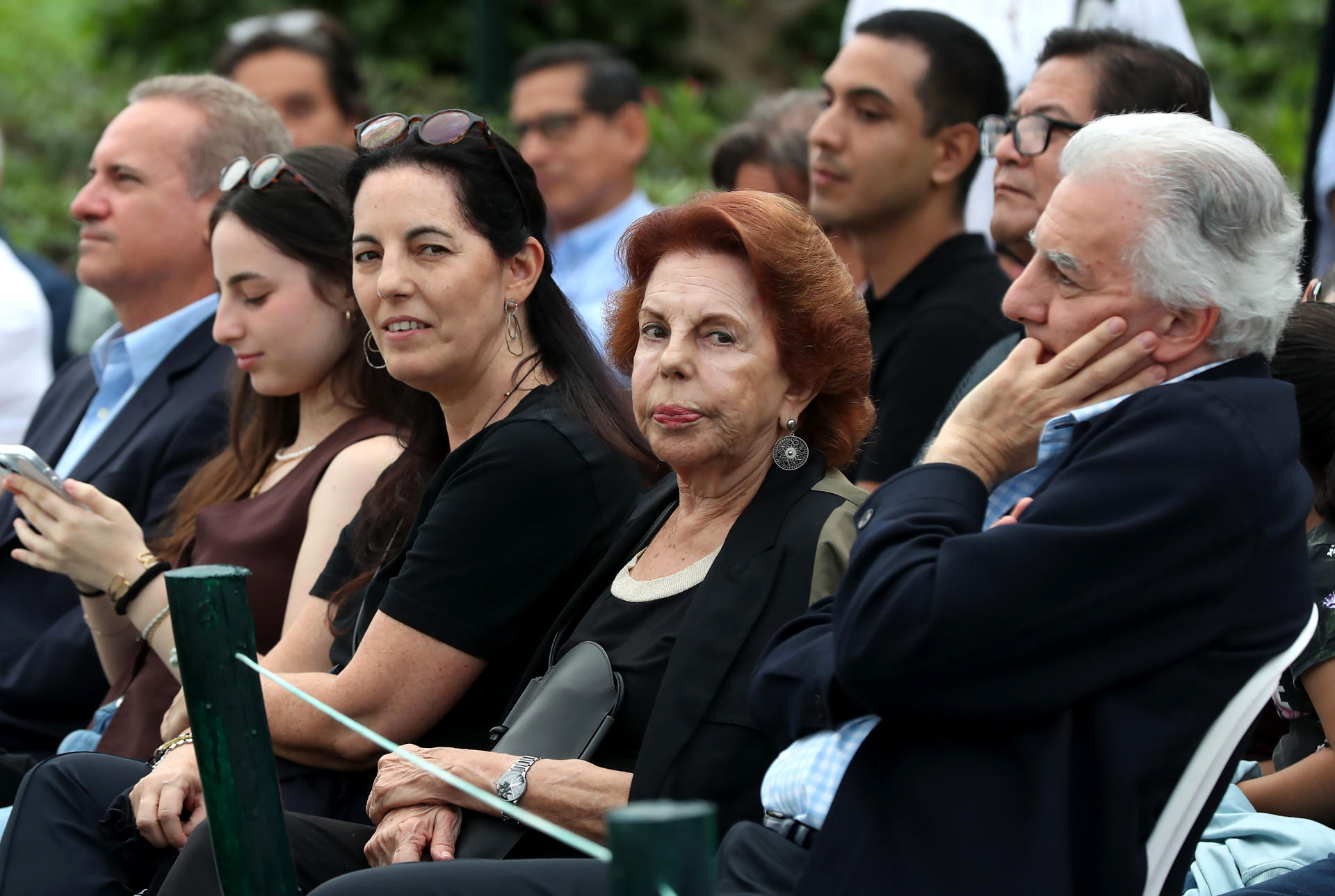 Morgana Vargas Llosa (3-i), Patricia Llosa (c) y Álvaro Vargas Llosa (d), asisten al evento '90 años, 90 minutos' este jueves, en el malecón de Miraflores, en Lima (Perú). EFE/ Paolo Aguilar