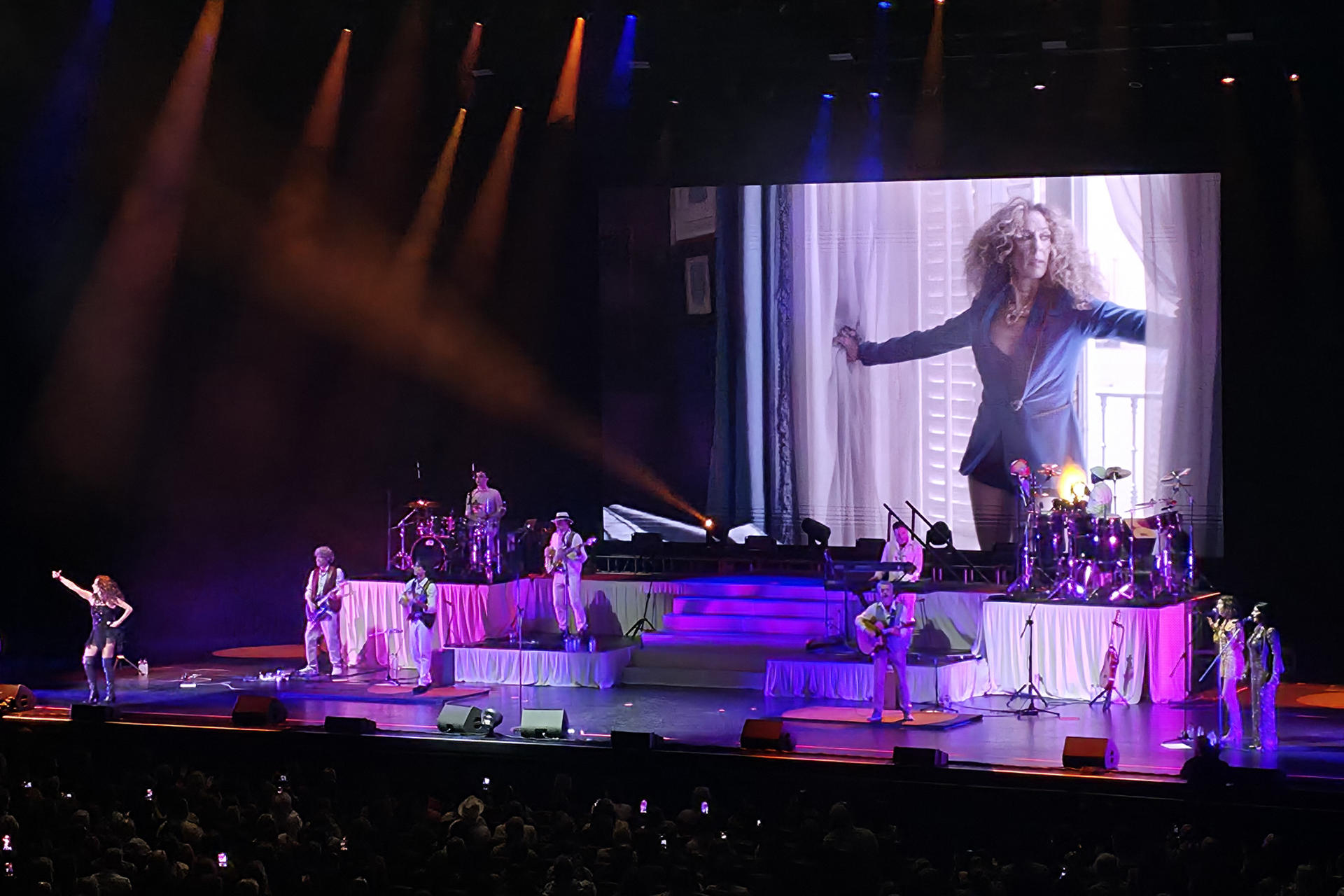 Fotografía del 15 de marzo de 2026 que muestra a la cantante española Rosario Flores presentándose en el Hard Rock Live de Miami (EE.UU.). EFE/ Latif Kassidi