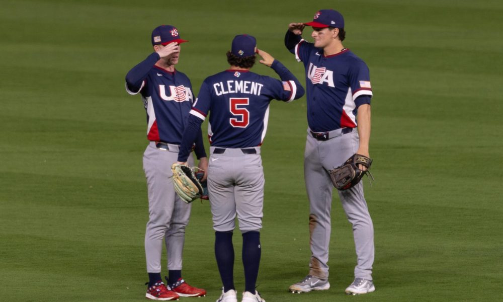 Jugadores de Estados Unidos celebran este viernes el triunfo por 15-5 sobre Brasil en partido de la primera jornada del Grupo B del Clásico Mundial de Béisbol jugado en el Daikin Park de Houston. EFE/ Carlos Ramírez
