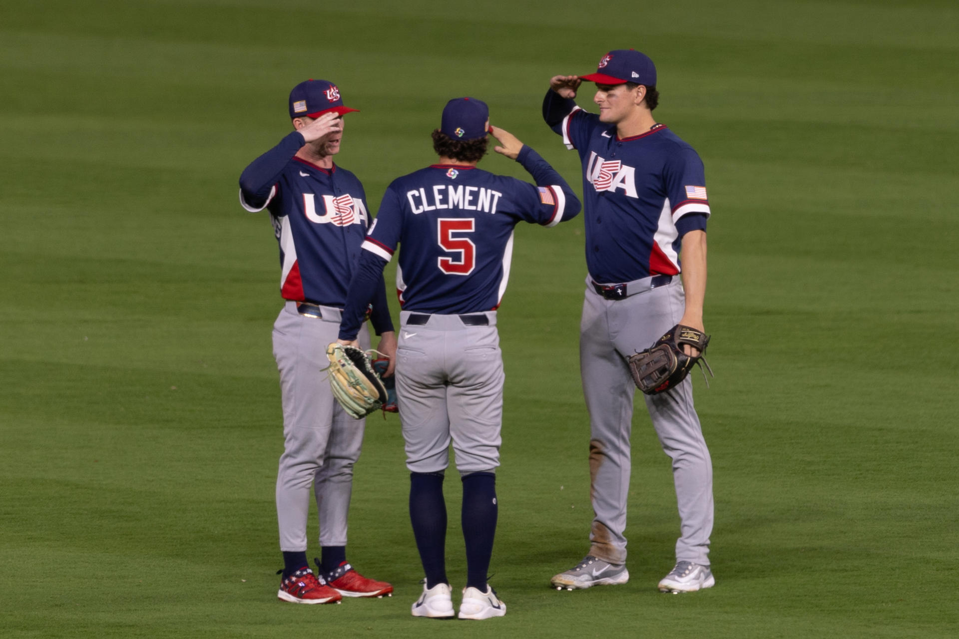 Jugadores de Estados Unidos celebran este viernes el triunfo por 15-5 sobre Brasil en partido de la primera jornada del Grupo B del Clásico Mundial de Béisbol jugado en el Daikin Park de Houston. EFE/ Carlos Ramírez