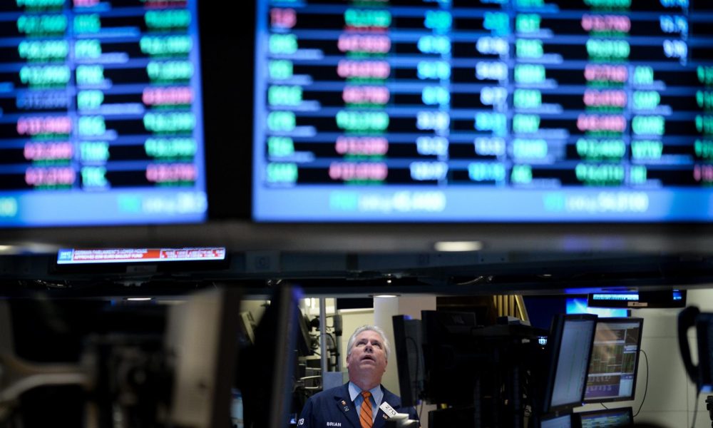 Fotografía de archivo de un corredor de bolsa mira los tableros de indicadores. EFE/Justin Lane