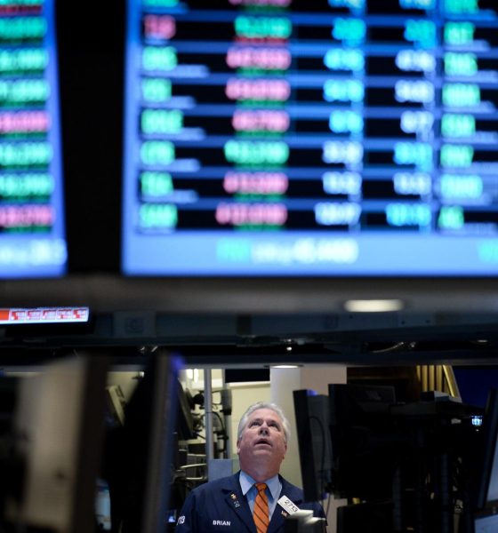 Fotografía de archivo de un corredor de bolsa mira los tableros de indicadores. EFE/Justin Lane