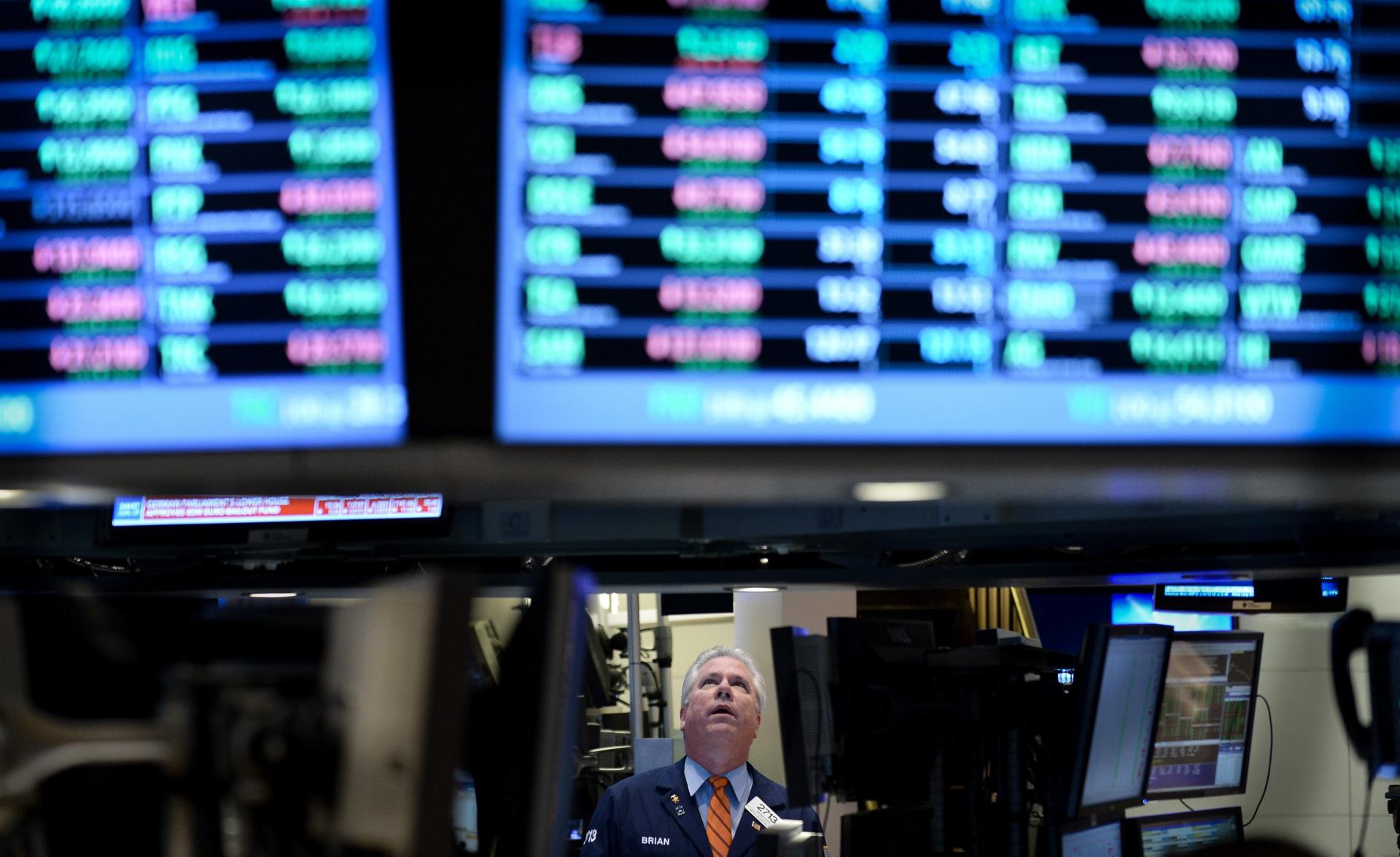 Fotografía de archivo de un corredor de bolsa mira los tableros de indicadores. EFE/Justin Lane