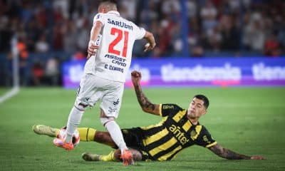 Camilo Cándido (i), de Nacional, disputa el balón con Franco Escobar, de Peñarol, en un partido de la Primera División de Uruguay entre Nacional y Peñarol en el estadio Gran Parque Central, en Montevideo (Uruguay). EFE/Gastón Britos
