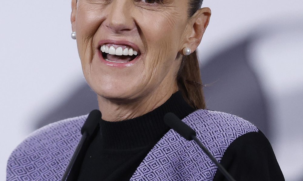 La presidenta de México, Claudia Sheinbaum, reacciona este jueves, durante una rueda de prensa en Palacio Nacional de la Ciudad de México (México). EFE/ Sáshenka Gutiérrez