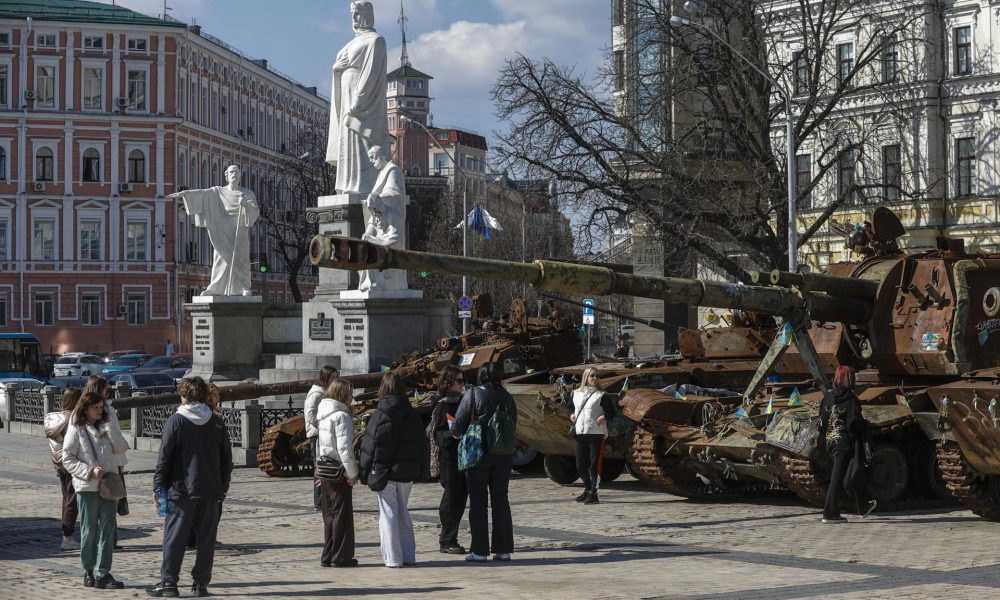 Varias personas pasan junto a vehículos de combate dañados exhibidos como parte de una exposición de equipo militar ruso destruido, en Kiev, Ucrania, el 20 de marzo de 2026. EFE/EPA/SERGEY DOLZHENKO