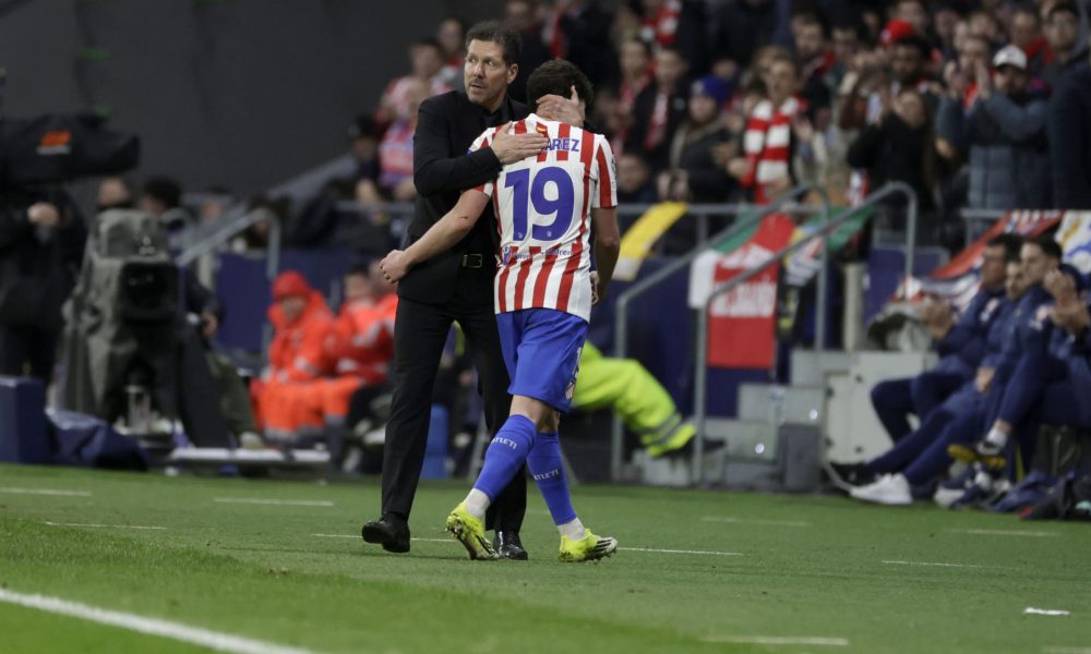 El delantero argentino del Atlético de Madrid Julián Álvarez abandona el terreno de juego tras su cambio por Nico González, durante el encuentro de ida de los octavos de final de la Liga de Campeones que Atlético de Madrid y Tottenham Hotspur disputaron en el estadio Metropolitano, en Madrid. EFE/Juanjo Martín