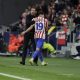 El delantero argentino del Atlético de Madrid Julián Álvarez abandona el terreno de juego tras su cambio por Nico González, durante el encuentro de ida de los octavos de final de la Liga de Campeones que Atlético de Madrid y Tottenham Hotspur disputaron en el estadio Metropolitano, en Madrid. EFE/Juanjo Martín
