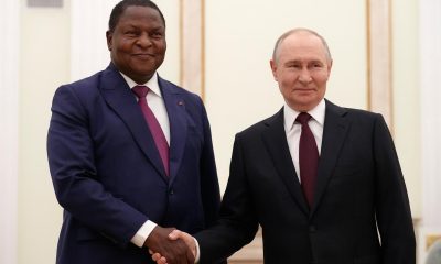 El presidente ruso, Vladímir Putin, y el presidente de la República Centroafricana, Faustin Archange Touadera, se dan la mano durante su reunión en el Kremlin en Moscú, Rusia, el 5 de marzo de 2026. EFE/EPA/ALEXANDER ZEMLIANICHENKO / POOL