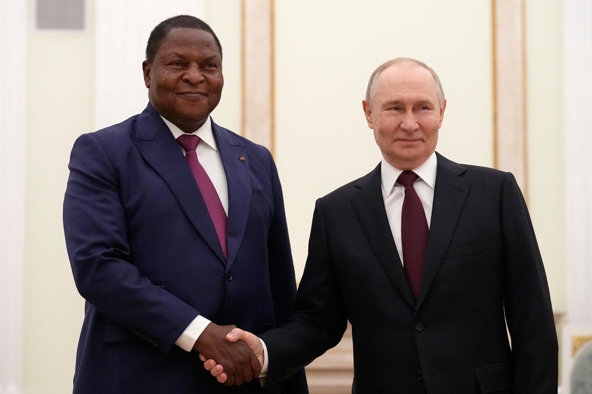 El presidente ruso, Vladímir Putin, y el presidente de la República Centroafricana, Faustin Archange Touadera, se dan la mano durante su reunión en el Kremlin en Moscú, Rusia, el 5 de marzo de 2026. EFE/EPA/ALEXANDER ZEMLIANICHENKO / POOL