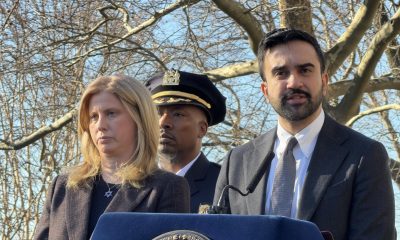 El alcalde de Nueva York, Zohran Mamdani (d), habla junto a la comisionada del Departamento de Policía de (NYPD), Jessica S. Tischwith, durante una rueda de prensa en Nueva York (Estados Unidos). EFE/ Sarah Yáñez-Richards