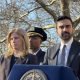 El alcalde de Nueva York, Zohran Mamdani (d), habla junto a la comisionada del Departamento de Policía de (NYPD), Jessica S. Tischwith, durante una rueda de prensa en Nueva York (Estados Unidos). EFE/ Sarah Yáñez-Richards