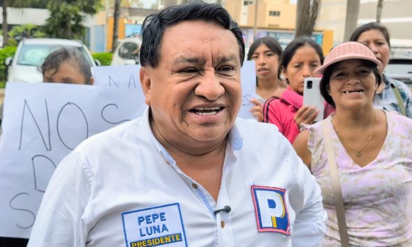 El candidato a la presidencia de Perú José Luna participa en una manifestación contra la empresa operadora del gasoducto afectado por una fuga, este viernes frente a la empresa Transportadora de Gas del Perú (TGP), en Lima (Perú). EFE/ Fernando Gimeno