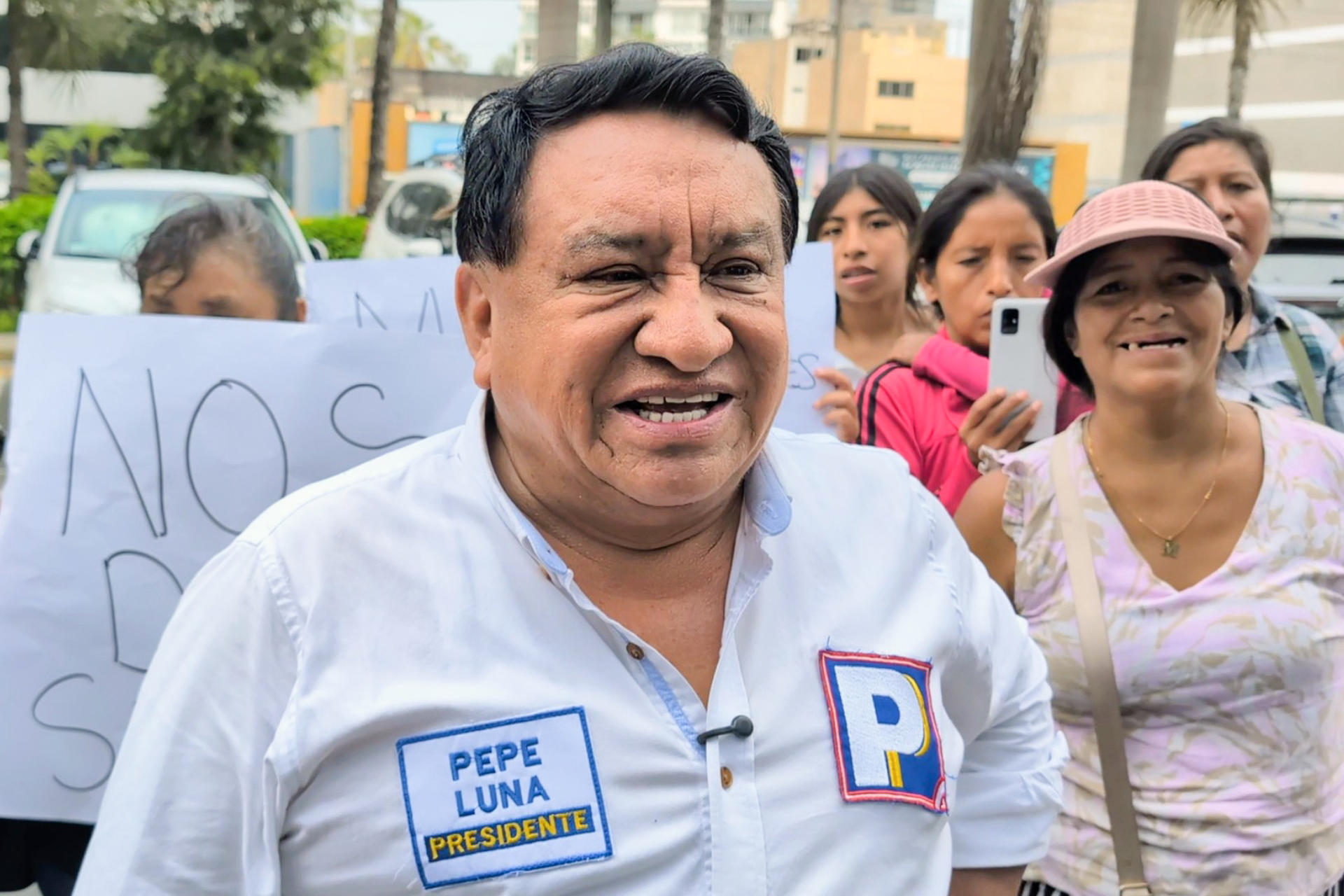 El candidato a la presidencia de Perú José Luna participa en una manifestación contra la empresa operadora del gasoducto afectado por una fuga, este viernes frente a la empresa Transportadora de Gas del Perú (TGP), en Lima (Perú). EFE/ Fernando Gimeno