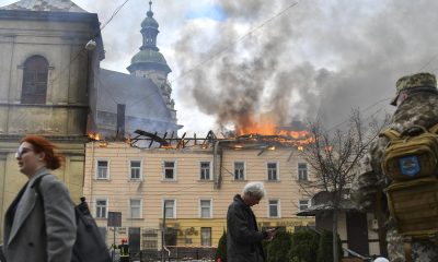 Peatones pasan por el lugar de un ataque con drones rusos en el centro histórico de Leópolis, en el oeste de Ucrania, el 24 de marzo de 2026. Rusia lanzó un masivo asalto aéreo de 24 horas contra Ucrania con cientos de drones, dejando más de una docena de heridos en la ciudad occidental de Leópolis. (Rusia, Ucrania, Leópolis) EFE/EPA/MYKOLA TYS