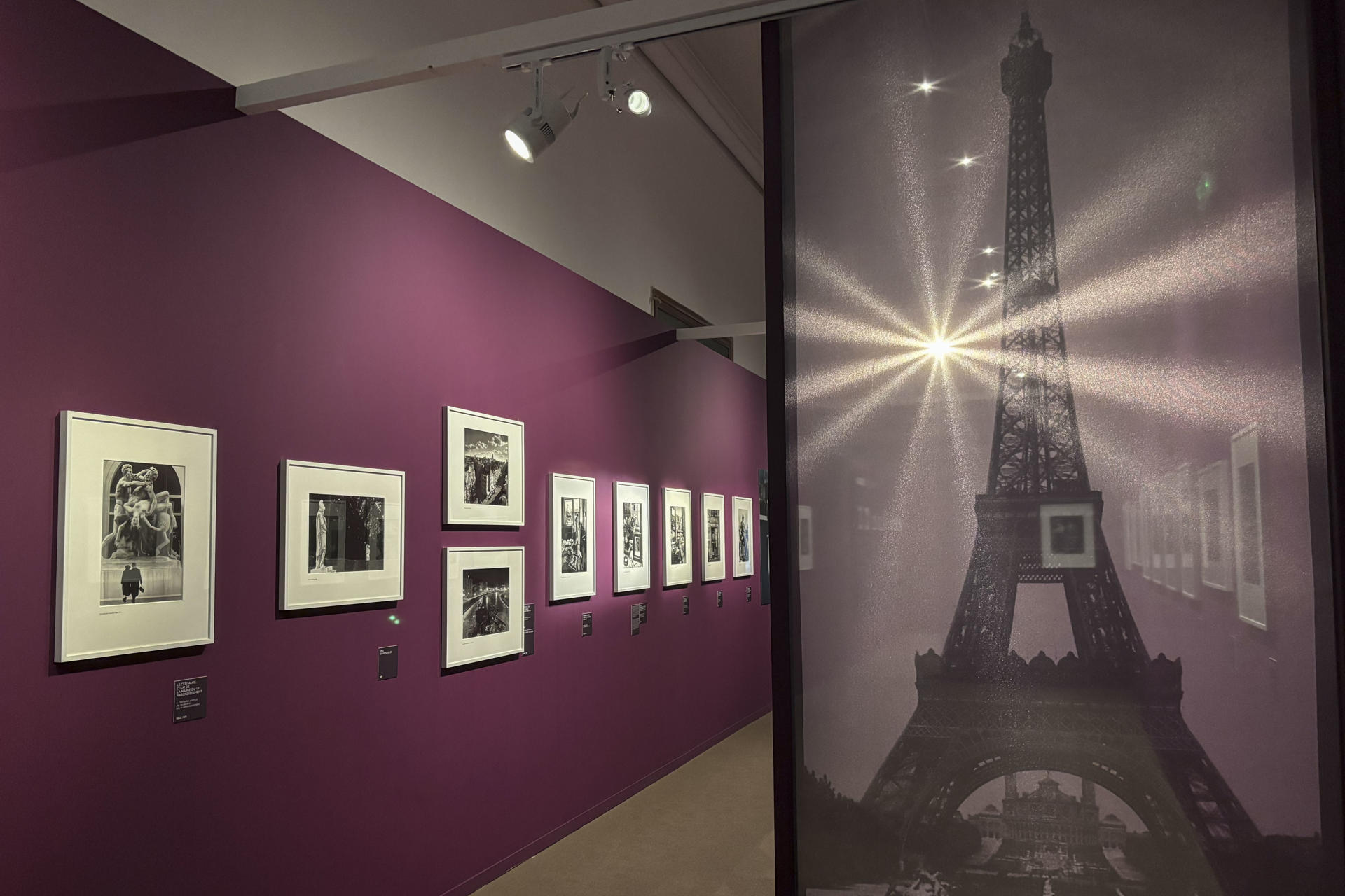Vista este miércoles, de la exposición del fotógrafo francés Robert Doisneau en Roma. El fotógrafo francés Robert Doisneau, uno de los grandes del siglo XX, fue un especialista en capturar la vida cotidiana parisina y el amor periférico. Y además fue un gran retratista, como muestra una gran exposición en Roma que incluye dos imágenes de Pablo Picasso, a quien definió como "el mejor modelo". Doisneau (Gentilly, Francia, 1912-1994) narró como nadie la vida corriente de París, la esencia de los obreros, la picardía infantil y el romance en la periferia, y lo hizo con una mezcla de sensibilidad e ironía que le convirtió en uno de los exponentes de la fotografía humanista francesa. EFE/ Carlos Expósito