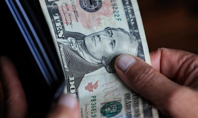 Una persona sostiene un billete de 10 dolares. Imagen de archivo. EFE/ José Jácome