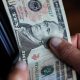 Una persona sostiene un billete de 10 dolares. Imagen de archivo. EFE/ José Jácome