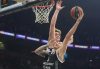 El jugador del Partizan Dylan Osetkowski (d) en acción durante el partido de la Euroliga ante el Valencia Basket en Belgrado. EFE/EPA/ANDREJ CUKIC
