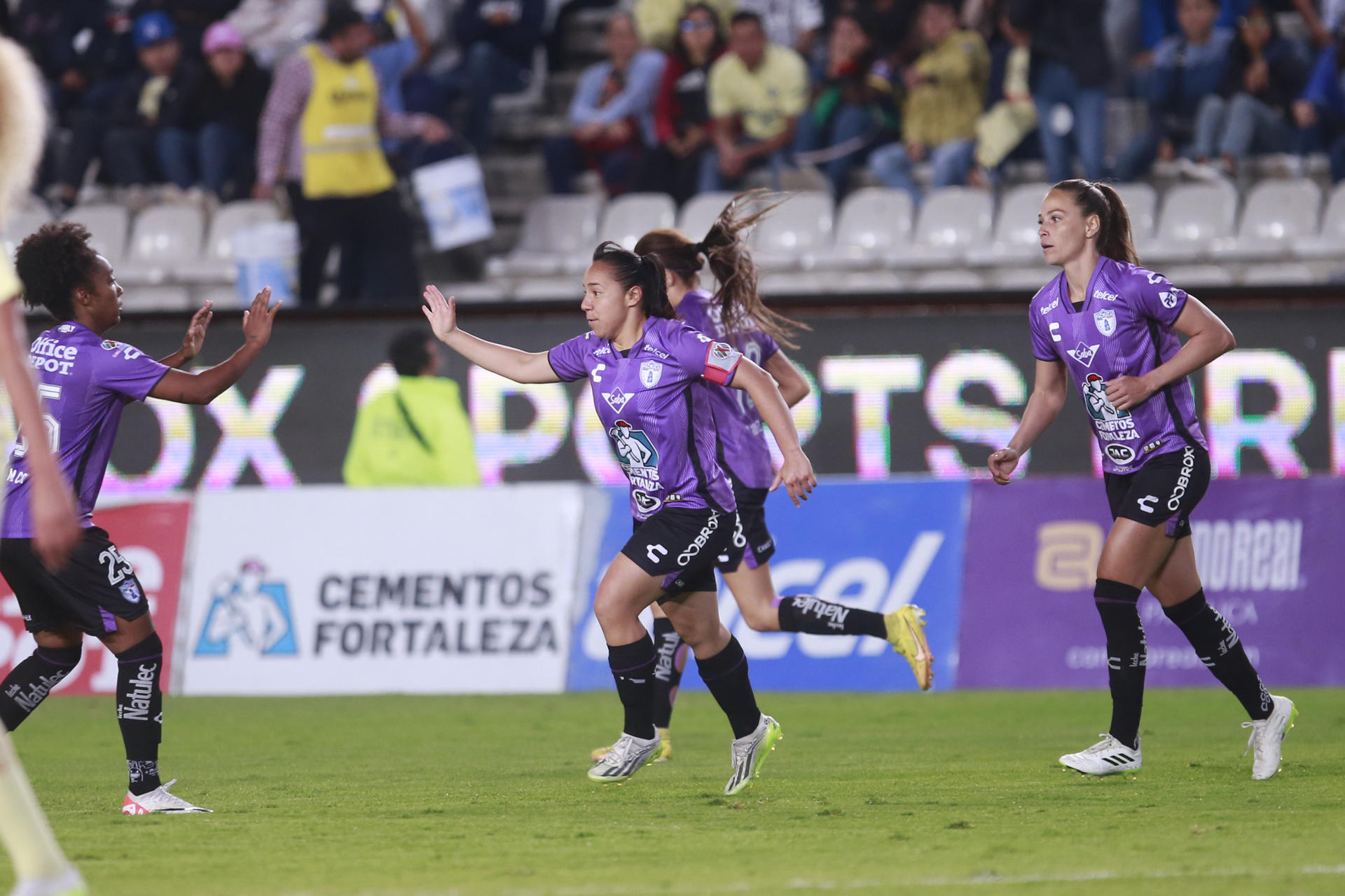 El Pachuca de la goleadora Charlyn Corral, Pichichi de la Liga de España en el 2018, visitará mañana a las Chivas de Guadalajara, en el inicio de la duodécima jornada del Clausura del fútbol femenino de México. Imagen de archivo. EFE /David Martínez Pelcastre