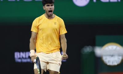 Carlos Alcaraz reacciona con emotividad tras ganar el punto de partido que le significó el triunfo frente al francés Arthur Rinderknech en el torneo de Indian Wells. EFE/EPA/JOHN G. MABANGLO