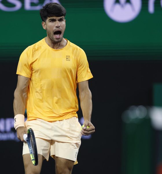 Carlos Alcaraz reacciona con emotividad tras ganar el punto de partido que le significó el triunfo frente al francés Arthur Rinderknech en el torneo de Indian Wells. EFE/EPA/JOHN G. MABANGLO
