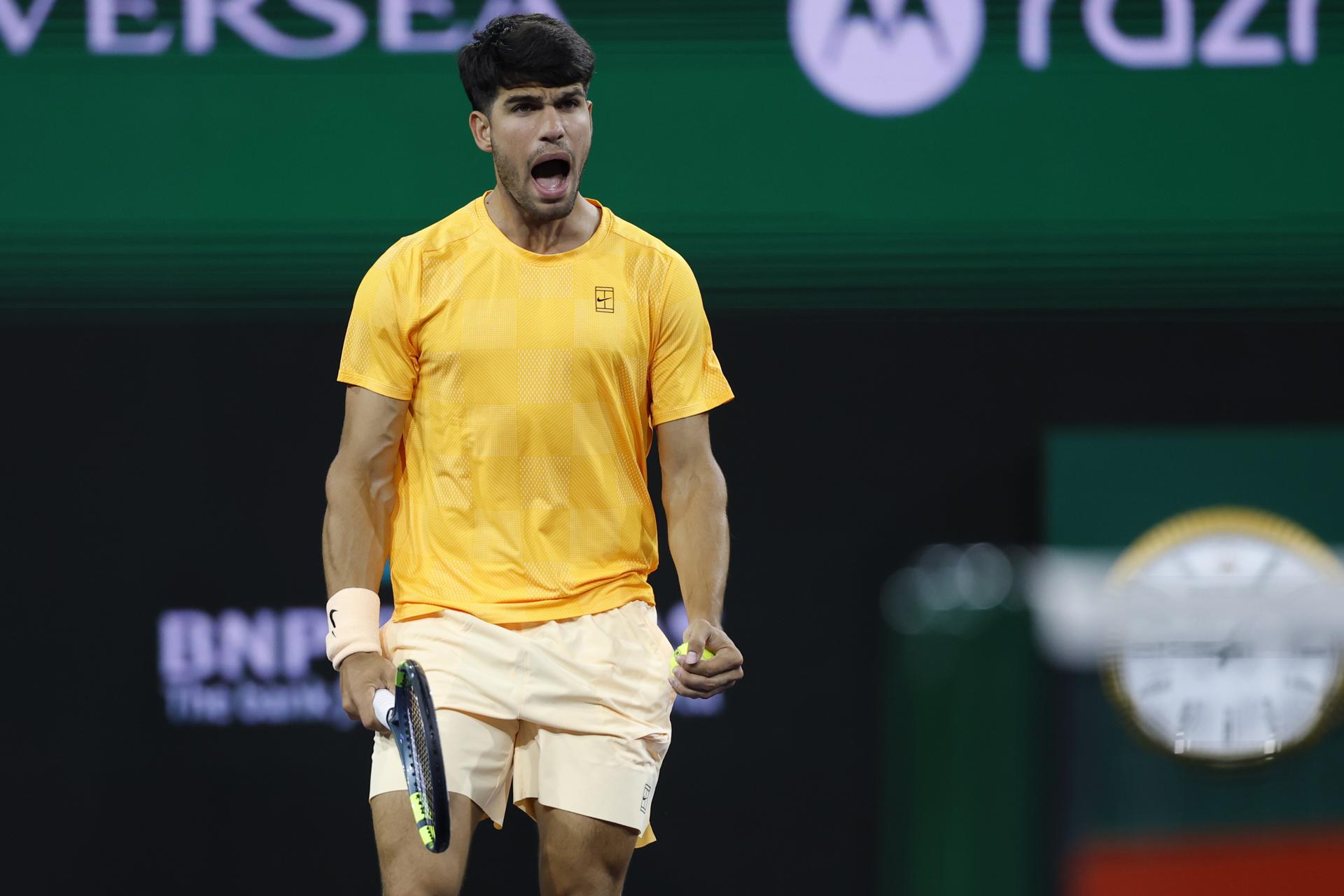 Carlos Alcaraz reacciona con emotividad tras ganar el punto de partido que le significó el triunfo frente al francés Arthur Rinderknech en el torneo de Indian Wells. EFE/EPA/JOHN G. MABANGLO