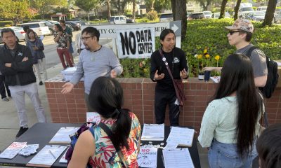 Fotografía del 26 de marzo de 2026 que muestra a personas recogiendo firmas contra la construcción de un centro de datos de la inteligencia artificial (IA) en un centro comercial a las afueras del Concejo de City of Industry en el condado de Los Ángeles, California (Estados Unidos). EFE/Ana Milena Varón