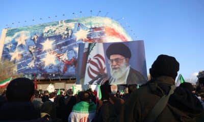 Los seguidores reaccionan tras la muerte del líder supremo iraní, el ayatolá Ali Jamenei; en la Plaza de la Revolución en Teherán, Irán, 01 de marzo de 2026. EFE/EPA/ABEDIN TAHERKENAREH