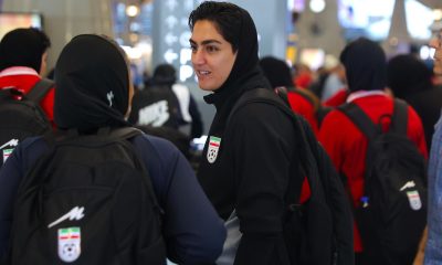 La capitana del equipo de fútbol femenino de Irán, Zahra Ghanbari (C, camiseta negra), llega al Aeropuerto Internacional de Kuala Lumpur en Sepang, Malasia. Se espera que el equipo abandone Malasia, mientras la Confederación Asiática de Fútbol (AFC) apoya a las jugadoras. EFE/EPA/FAZRY ISMAIL