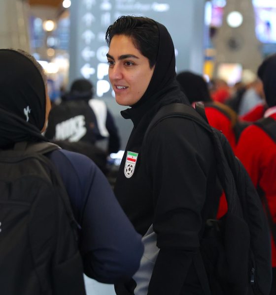 La capitana del equipo de fútbol femenino de Irán, Zahra Ghanbari (C, camiseta negra), llega al Aeropuerto Internacional de Kuala Lumpur en Sepang, Malasia. Se espera que el equipo abandone Malasia, mientras la Confederación Asiática de Fútbol (AFC) apoya a las jugadoras. EFE/EPA/FAZRY ISMAIL