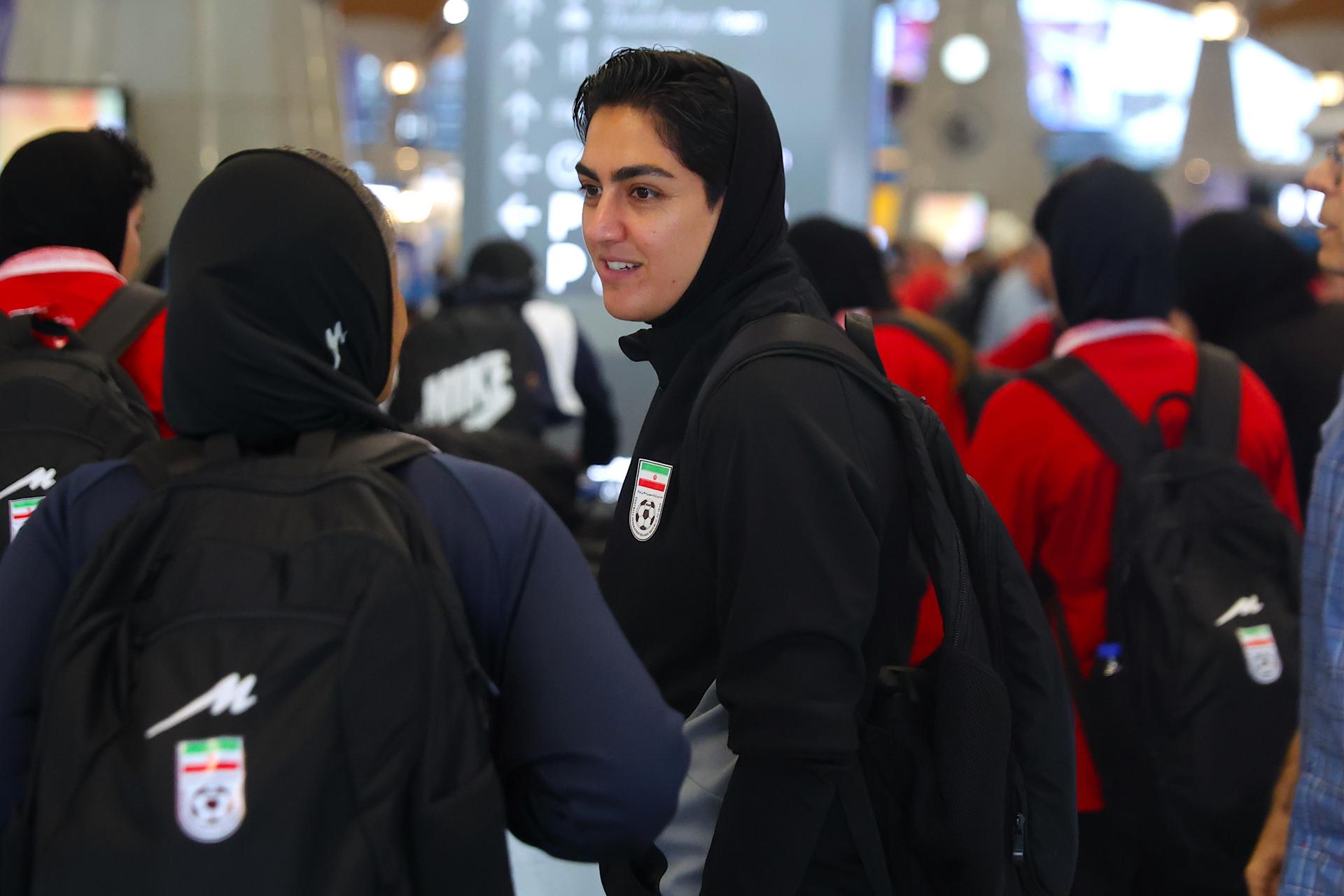 La capitana del equipo de fútbol femenino de Irán, Zahra Ghanbari (C, camiseta negra), llega al Aeropuerto Internacional de Kuala Lumpur en Sepang, Malasia. Se espera que el equipo abandone Malasia, mientras la Confederación Asiática de Fútbol (AFC) apoya a las jugadoras. EFE/EPA/FAZRY ISMAIL
