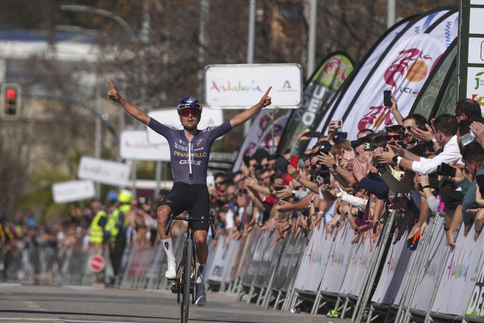 El ciclista británico Tom Pidcock del Pinarello Q36.5 vencedor de la quinta y última etapa de la Vuelta ciclista Andalucía, el pasado 20 de febrero. EFE/ Rafa Alcaide