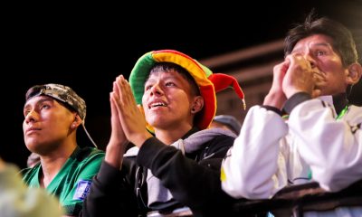 Centenas de aficionados salieron a las calles de La Paz este jueves para celebrar la victoria de remontada por 1-2 de la Verde sobre Surinam en busca de un cupo en el Mundial. EFE/ Gabriel Márquez.