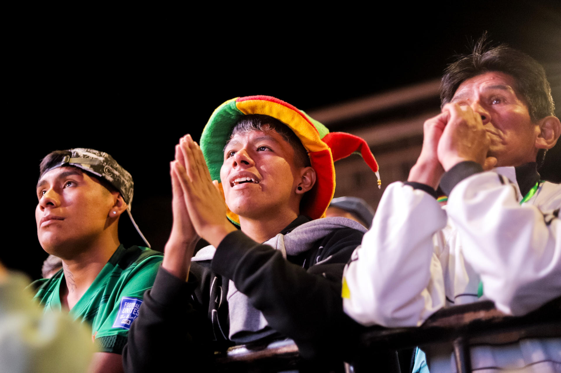 Centenas de aficionados salieron a las calles de La Paz este jueves para celebrar la victoria de remontada por 1-2 de la Verde sobre Surinam en busca de un cupo en el Mundial. EFE/ Gabriel Márquez.