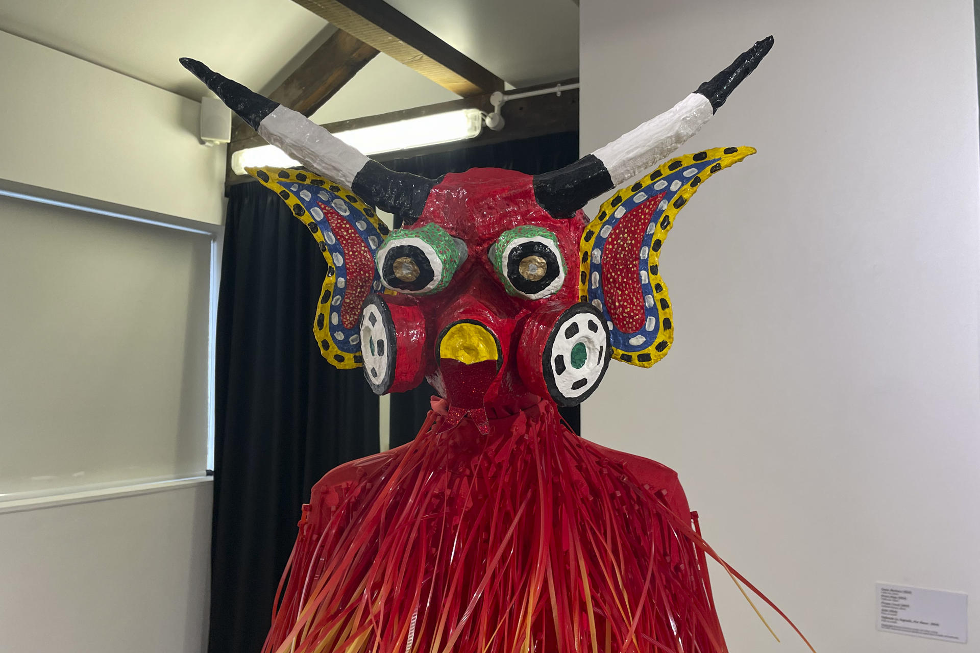 'Todo lo que se ha dado' es el título de una muestra de arte en Londres en la que un grupo de nueve artistas, entre ellas una española, una colombiana, una ecuatoguineana y una venezolana, exploran sus raíces con motivo del Día Internacional de la Mujer 2026. Las creadoras participan en un programa de la fundación 'Sarabande', creada por el diseñador de moda Lee Alexander McQueen, que falleció en 2010 en la capital británica. EFE/Luis Campello