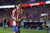 El defensa del Atlético de Madrid José Giménez retira un paloma del terreno de juego, durante el partido de la jornada 27 de LaLiga que disputan Atlético de Madrid y Real Sociedad este sábado en el estadio Metropolitano de Madrid. EFE/Mariscal