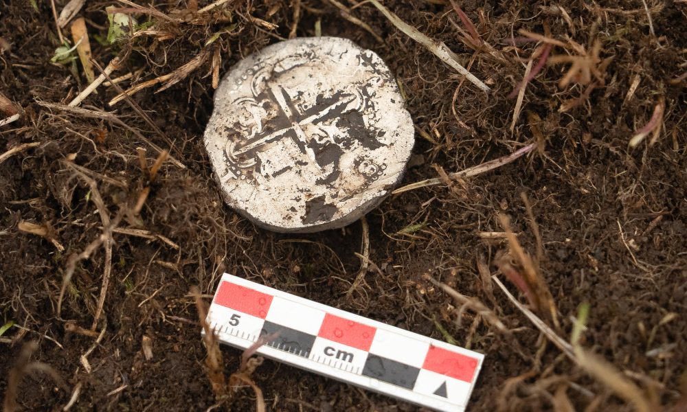 Fotografía del 4 de diciembre 2025, cedida por Richard Bezzaza, que muestra un "real de a ocho" de plata, acuñado en tiempos del rey Felipe II, hallado en la localidad de Puerto del Hambre, en Punta Arenas (Chile). EFE/ Richard Bezzaza