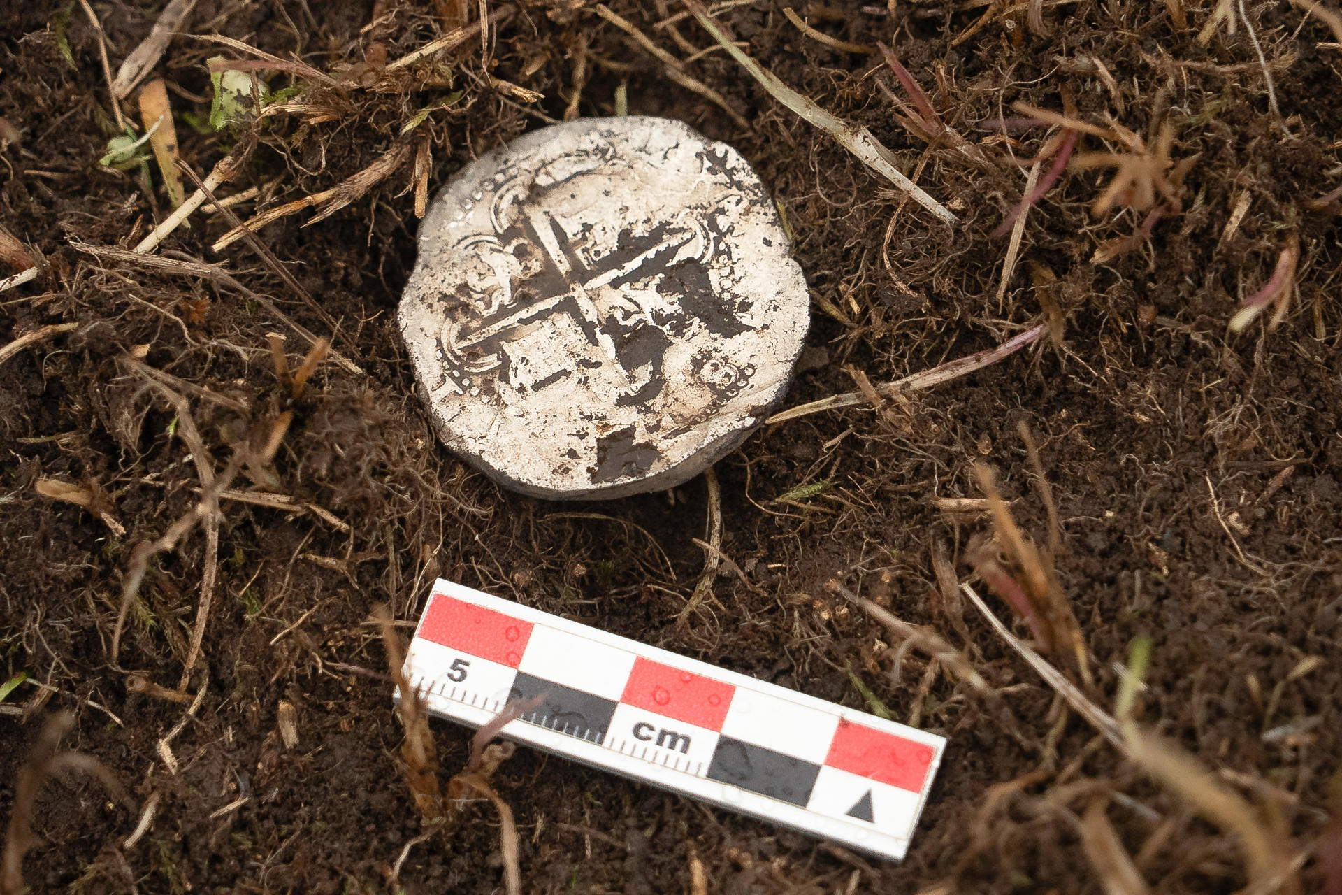 Fotografía del 4 de diciembre 2025, cedida por Richard Bezzaza, que muestra un "real de a ocho" de plata, acuñado en tiempos del rey Felipe II, hallado en la localidad de Puerto del Hambre, en Punta Arenas (Chile). EFE/ Richard Bezzaza