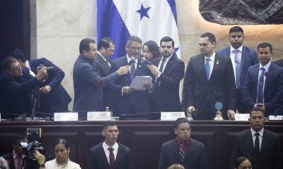 El vicepresidente del Congreso Nacional habla (c) durante la votación para abrirle un juicio político al fiscal general del Estado de Honduras, Johel Zelaya, el lunes, en Tegucigalpa (Honduras). EFE/STR