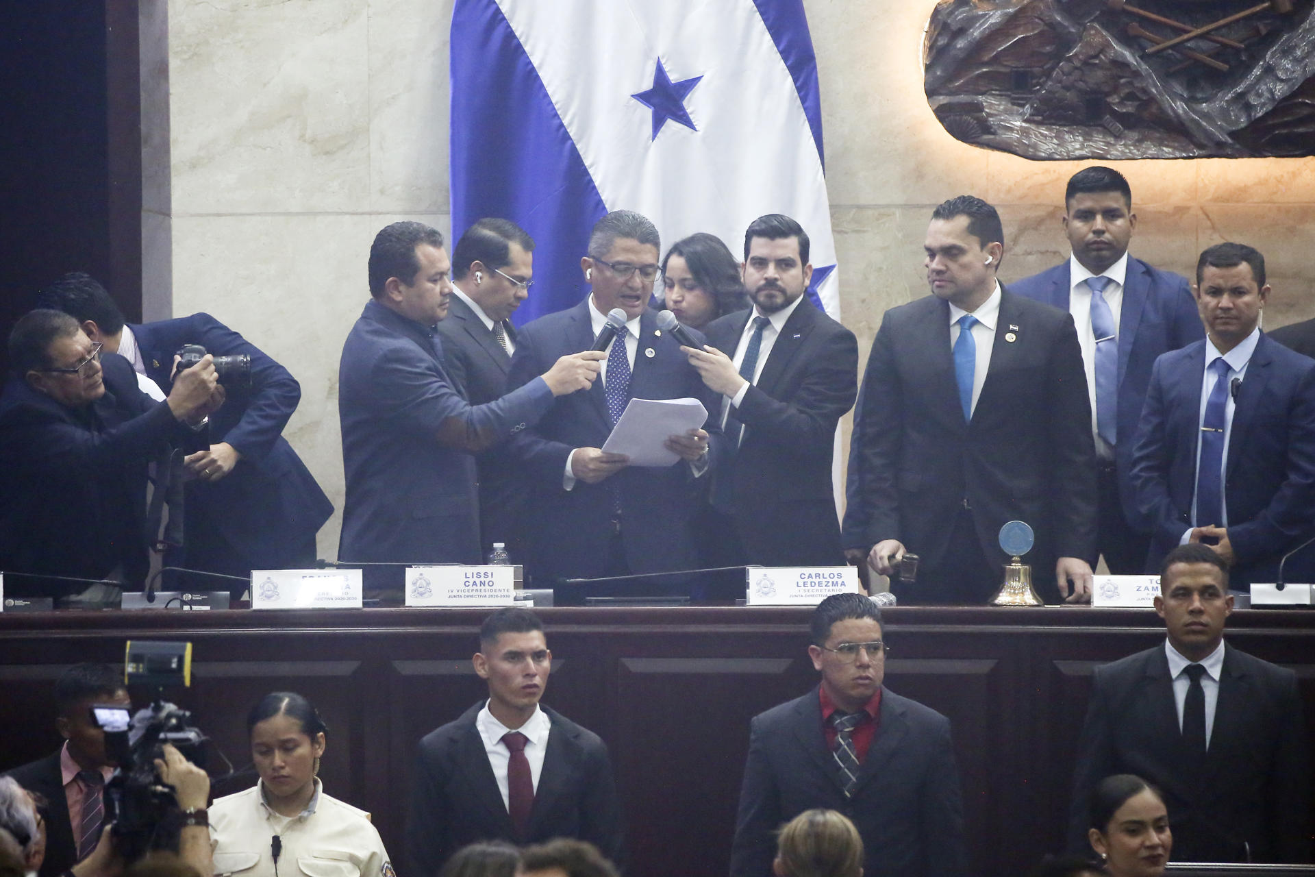 El vicepresidente del Congreso Nacional habla (c) durante la votación para abrirle un juicio político al fiscal general del Estado de Honduras, Johel Zelaya, el lunes, en Tegucigalpa (Honduras). EFE/STR