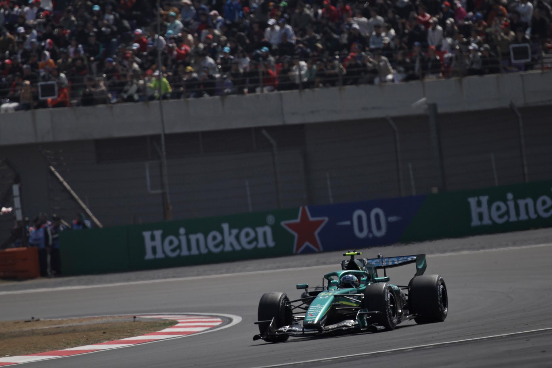 El piloto español de Aston Martin Fernando Alonso compite durante la carrera esprint antes del Gran Premio de Fórmula 1 de China, en Shanghái. EFE/EPA/ALEX PLAVEVSKI