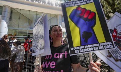 Una persona participa en una manifestación frente a la Corte Constitucional (CC) este lunes, en Quito (Ecuador). EFE/ José Jácome