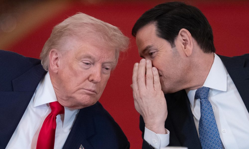 El presidente de EE.UU. Donald Trump (L) escucha al secretario de Estado de EE.UU. Marco Rubio (R) durante una mesa redonda. EFE/EPA/AARON SCHWARTZ / POOL