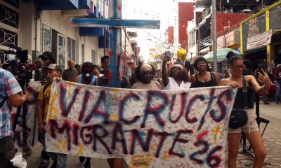 Migrantes participan en un viacrucis, este lunes en Tapachula, Chiapas (México). Personas migrantes deportadas de Estados Unidos, activistas y religiosos realizaron este lunes el 'Viacrucis migrante', donde escenificaron la Pasión de Cristo para visibilizar el fenómeno migratorio en el sur de México. EFE/Juan Manuel Blanco